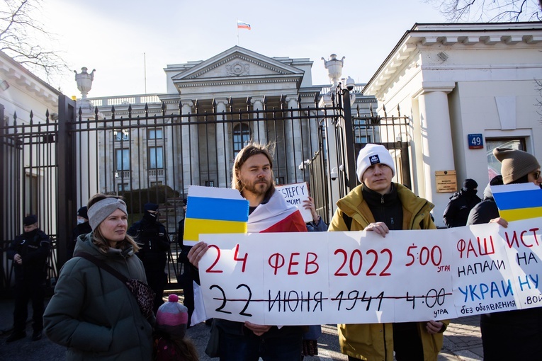 Protest przeciwko agresorom przed Ambasadą Rosji. Spalono flagę