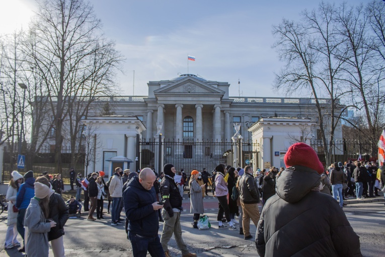 Protest przeciwko agresorom przed Ambasadą Rosji. Spalono flagę