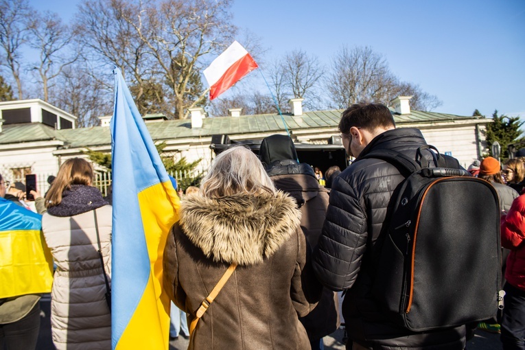 Protest przeciwko agresorom przed Ambasadą Rosji. Spalono flagę