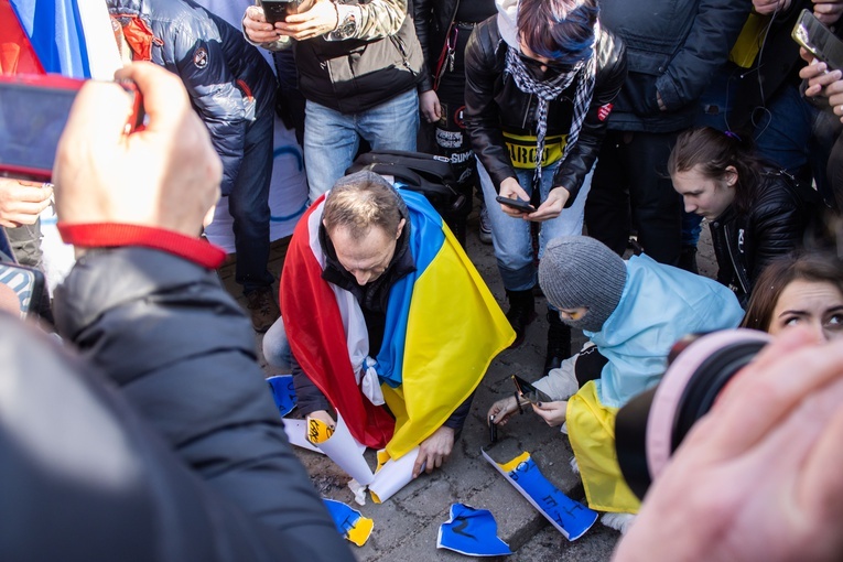 Protest przeciwko agresorom przed Ambasadą Rosji. Spalono flagę