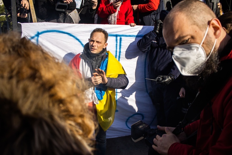 Protest przeciwko agresorom przed Ambasadą Rosji. Spalono flagę