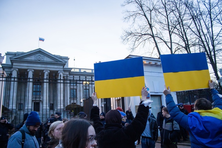 Protest przeciwko agresorom przed Ambasadą Rosji. Spalono flagę
