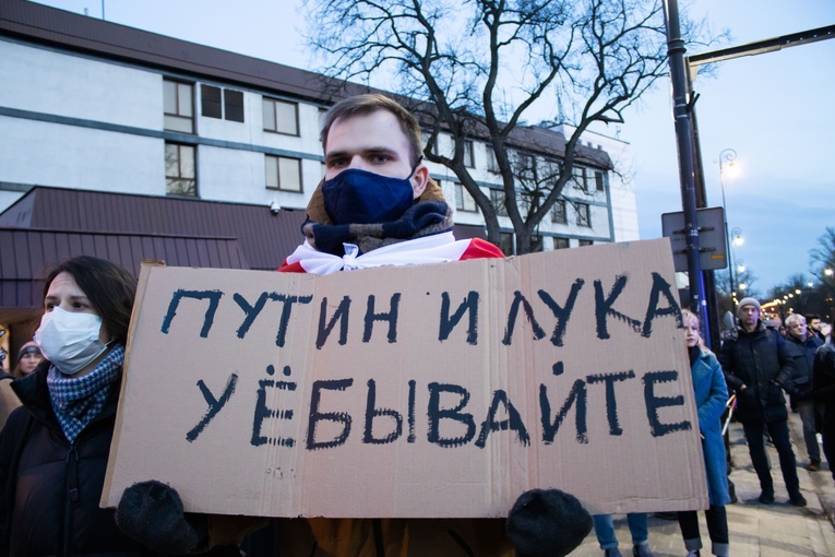 Protest przeciwko agresorom przed Ambasadą Rosji. Spalono flagę