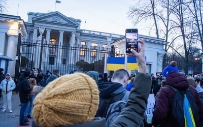 Przed Ambasadą Rosji w Polsce trwa protest przeciwko wojnie