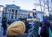 Przed Ambasadą Rosji w Polsce trwa protest przeciwko wojnie