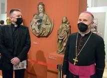 Bp Marek Solarczyk i ks. Michał Krawczyk, diecezjalny konserwator zabytków, przed XVI-wiecznymi rzeźbami Matki Bożej z Dzieciątkiem, udostępnionymi wystawie, a znajdującymi się obecnie w zbiorach Muzeum Diecezjalnego w Sandomierzu, a pochodzącymi z kościoła w Szydłowcu.