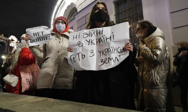 A to protestujący przewiw wojnie w Petersburgu