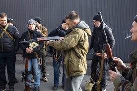 Ukraina: Tysiące ochotników i rezerwistów zgłasza się do obrony kraju