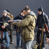 Ukraina: Tysiące ochotników i rezerwistów zgłasza się do obrony kraju