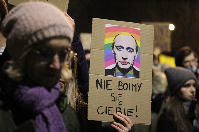 Broń dla Ukrainy! Protest przed rosyjską ambasadą [GALERIA ZDJĘĆ] 