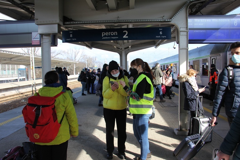 Pociąg medyczny z uchodźcami z Ukrainy przyjechał na dworzec Warszawa Wschodnia