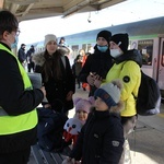 Pociąg medyczny z uchodźcami z Ukrainy przyjechał na dworzec Warszawa Wschodnia