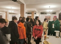 Biskup ordynariusz udziela błogosławieństwa przybyłej młodzieży.