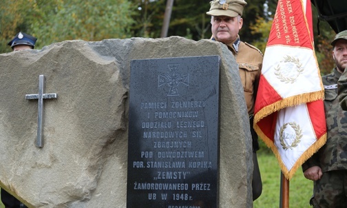 Hołd dla wyklętych oddany zostanie także na Zapolance pod obeliskiem upamiętniającym por. Stanisława Kopika "Zemstę" i żołnierzy z jego oddziału.