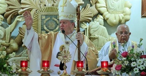Modlitwa w sanktuarium Matki Bożej Dobrej Rady