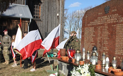 Przy najstarszym pomniku na ziemi przasnyskiej i ciechanowskiej – w Zielonej – uczczono pamięć bohaterów podziemia niepodległościowego.