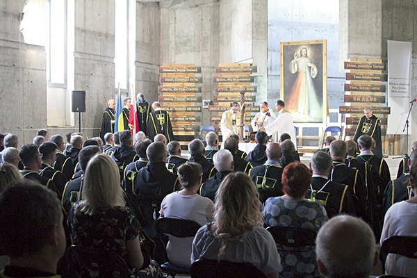 Bratowe mogą towarzyszyć mężom podczas rekolekcji i nabożeństw; na zdjęciu rekolekcje w sanktuarium Bożego Miłosierdzia. 