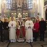 	Radzionków. Od lewej: dk. Szymon Grieger z rodzicami, abp Wiktor Skworc, dk. Karol Dolibóg z rodzicami. Wyżej od lewej: ks. Marek Panek, ks. Damian Wojtyczka, ks. Mirosław Godziek.