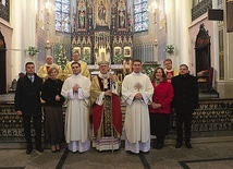 	Radzionków. Od lewej: dk. Szymon Grieger z rodzicami, abp Wiktor Skworc, dk. Karol Dolibóg z rodzicami. Wyżej od lewej: ks. Marek Panek, ks. Damian Wojtyczka, ks. Mirosław Godziek.