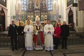 	Radzionków. Od lewej: dk. Szymon Grieger z rodzicami, abp Wiktor Skworc, dk. Karol Dolibóg z rodzicami. Wyżej od lewej: ks. Marek Panek, ks. Damian Wojtyczka, ks. Mirosław Godziek.