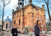 	Ks. Mirosław Godziek i ks. Mateusz Grzonka przed odnawianym obiektem.