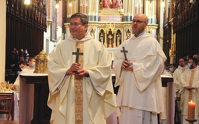 	Jubileuszowe krzyże na znak rozesłania wręczał generał braci kaznodziejów o. Gerard Timoner OP.