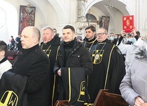 	Mężczyźni podczas procesji.