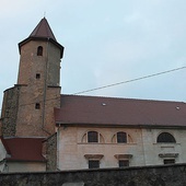 	Świątynia leży na trasie Legnica – Chojnów.