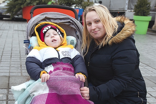 ▲	Mały bohater z mamą  na żywieckim rynku.