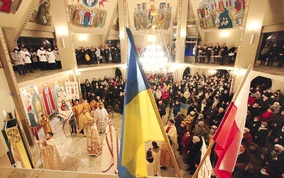 ▲	W sobotni wieczór do cerkwi przybyli tłumnie chrześcijanie, by prosić o koniec wojny. 