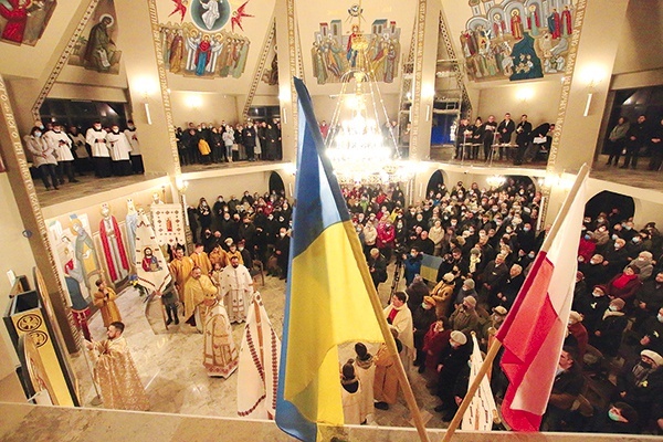 ▲	W sobotni wieczór do cerkwi przybyli tłumnie chrześcijanie, by prosić o koniec wojny. 