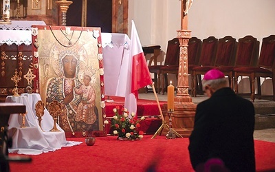 Biskup w czasie nocnego czuwania w parafii św. Mikołaja w Świerkach.