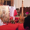 Biskup w czasie nocnego czuwania w parafii św. Mikołaja w Świerkach.