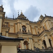 Prace nad elewacją wambierzyckiego sanktuarium trwają już od miesięcy. Efekty widać z daleka.