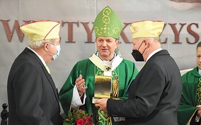 ▲	Metropolita otrzymał od moderatorów okolicznościową statuetkę.