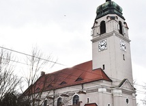 Neobarokowy budynek dużego kościoła ma już ponad 100 lat.