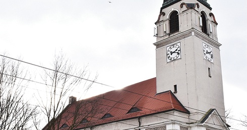 Neobarokowy budynek dużego kościoła ma już ponad 100 lat.
