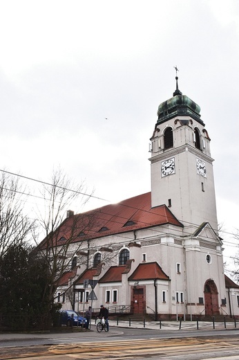 Neobarokowy budynek dużego kościoła ma już ponad 100 lat.