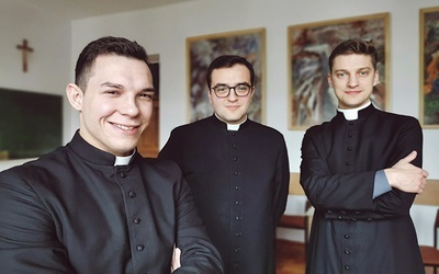 Od lewej alumni:  Michał Plicha, Bartłomiej Bieszczad i Jakub Tokarz.