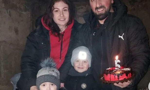 5-latek z Charkowa obchodzi urodziny w schronie