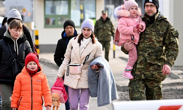 Granica w Medyce: Uciekające ukraińskie matki z dziećmi i wracający na Ukrainę mężczyźni