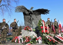 Pod pomnikiem Żołnierzy Zrzeszenia Wolności i Niezawisłość delegacje złożyły kwiaty.
