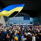 PE przyjął rezolucję wzywającą "instytucje unijne do podjęcia działań na rzecz przyznania Ukrainie statusu kandydata do Unii Europejskiej" 