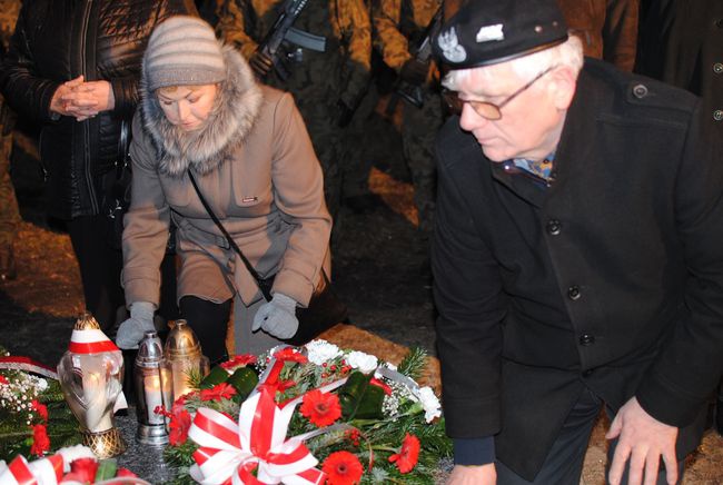 Na grobie Tarzana zapalono znicze i złożono kwiaty.