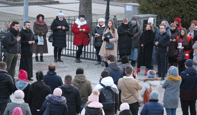 Modlili się przed kościołem garnizonowym.