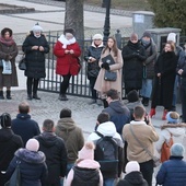 Modlili się przed kościołem garnizonowym.