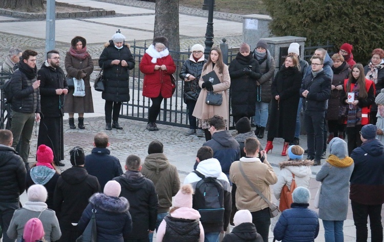 Modlili się przed kościołem garnizonowym.