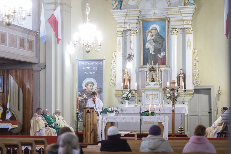 Do parafii należą cztery wioski - Ratajno, Ligota Wielka, Sieniawka oraz Przystronie. 