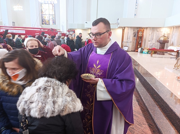 Środa Popielcowa to dzień, w którym katolicy tłumnie uczestniczą w Mszy św. 