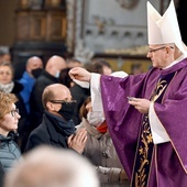 Bp Marek Mendyk w czasie posypania głów popiołem.